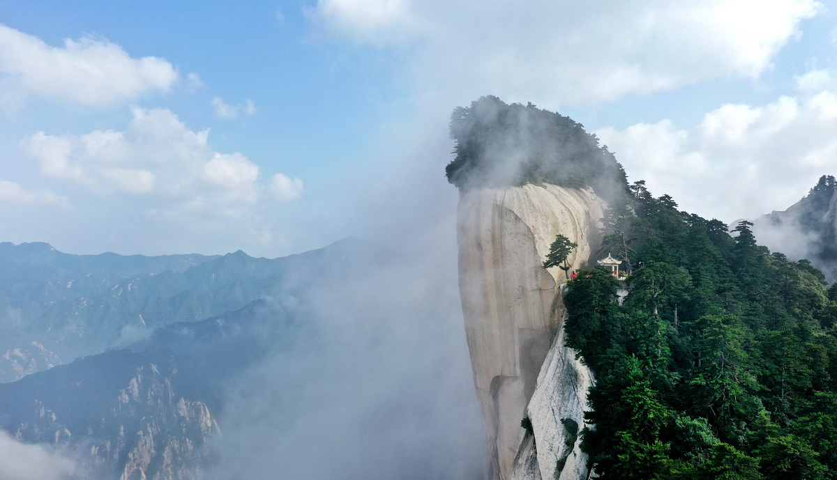 8月14日，雲霧中的西岳華山風光（無人機照片）。