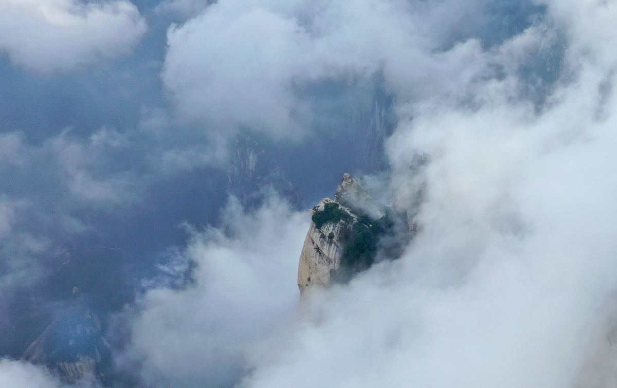 8月14日，雲霧中的西岳華山下棋亭（無人機照片）。