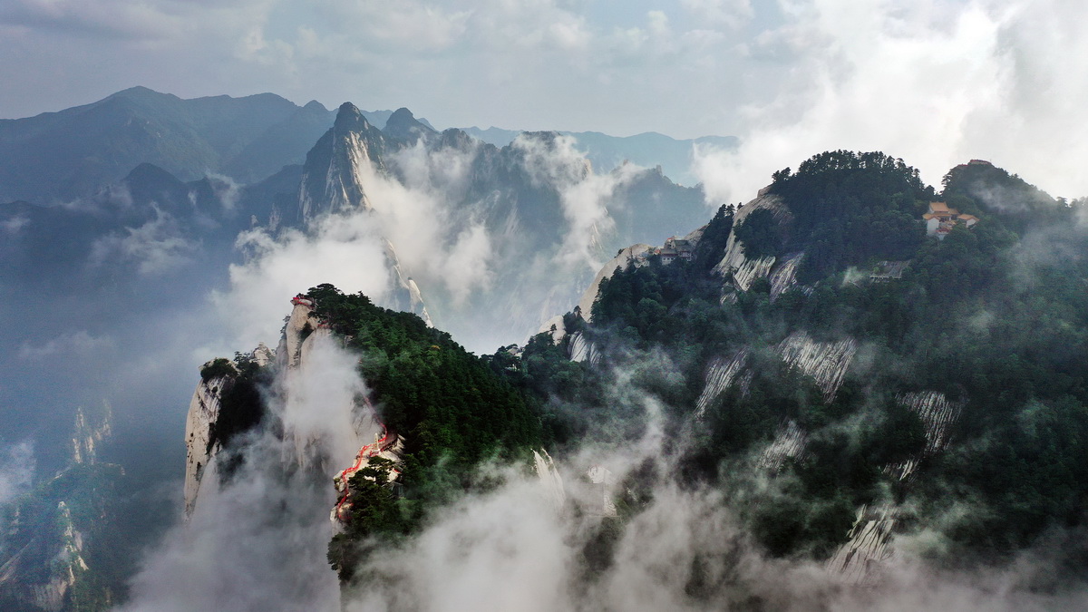 8月14日，奇景幻影的西岳華山風光（無人機照片）。