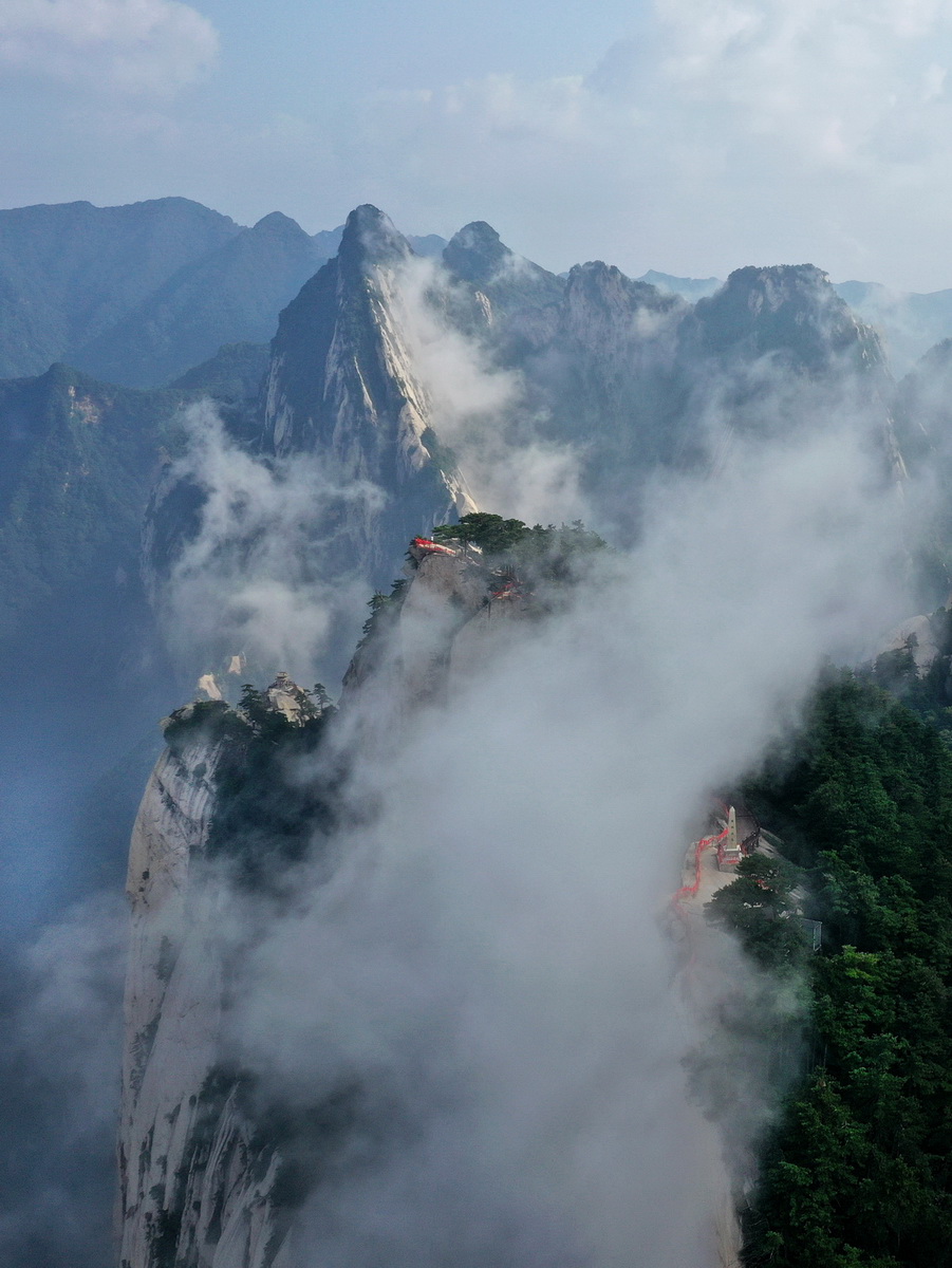 8月14日，雲霧中的西岳華山風光（無人機照片）。