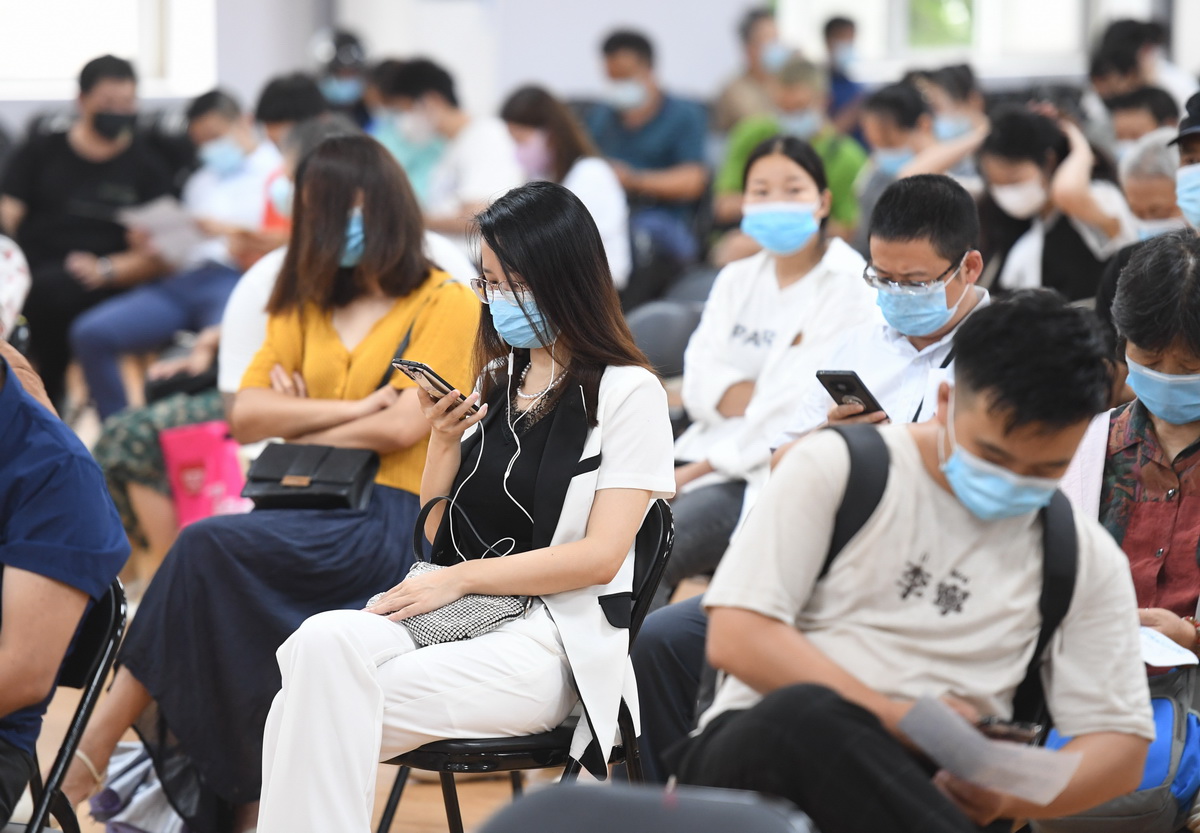 8月16日，在南京市秦淮區新冠疫苗集中接種點，市民接種新冠疫苗后留觀。