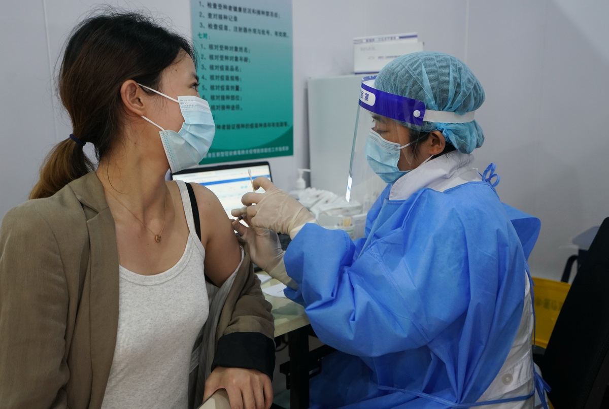 8月16日，市民在南京市秦淮區新冠疫苗集中接種點接種疫苗。