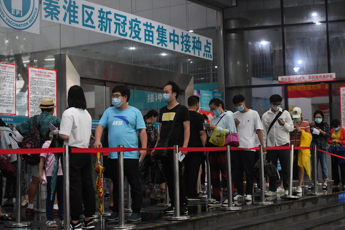 8月16日，在南京市秦淮區新冠疫苗集中接種點，市民排隊准備接種疫苗。