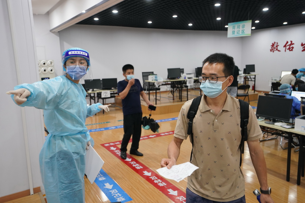 8月16日，在南京市秦淮區新冠疫苗集中接種點，工作人員引導市民接種疫苗。