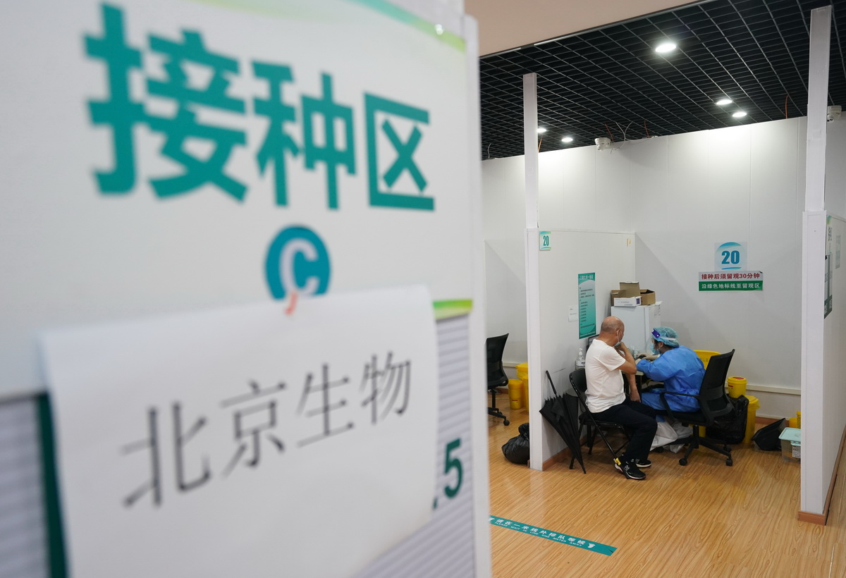 8月16日，市民在南京市秦淮區新冠疫苗集中接種點接種疫苗。
