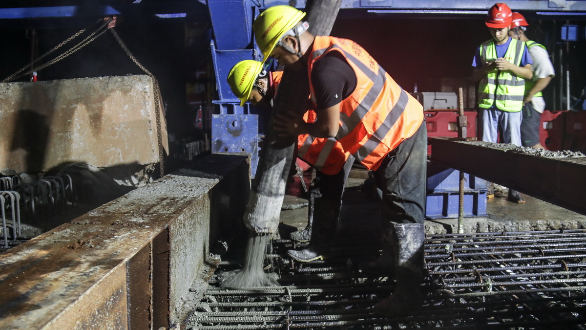 8月16日凌晨，鐵路工人在施工現場澆筑混凝土。