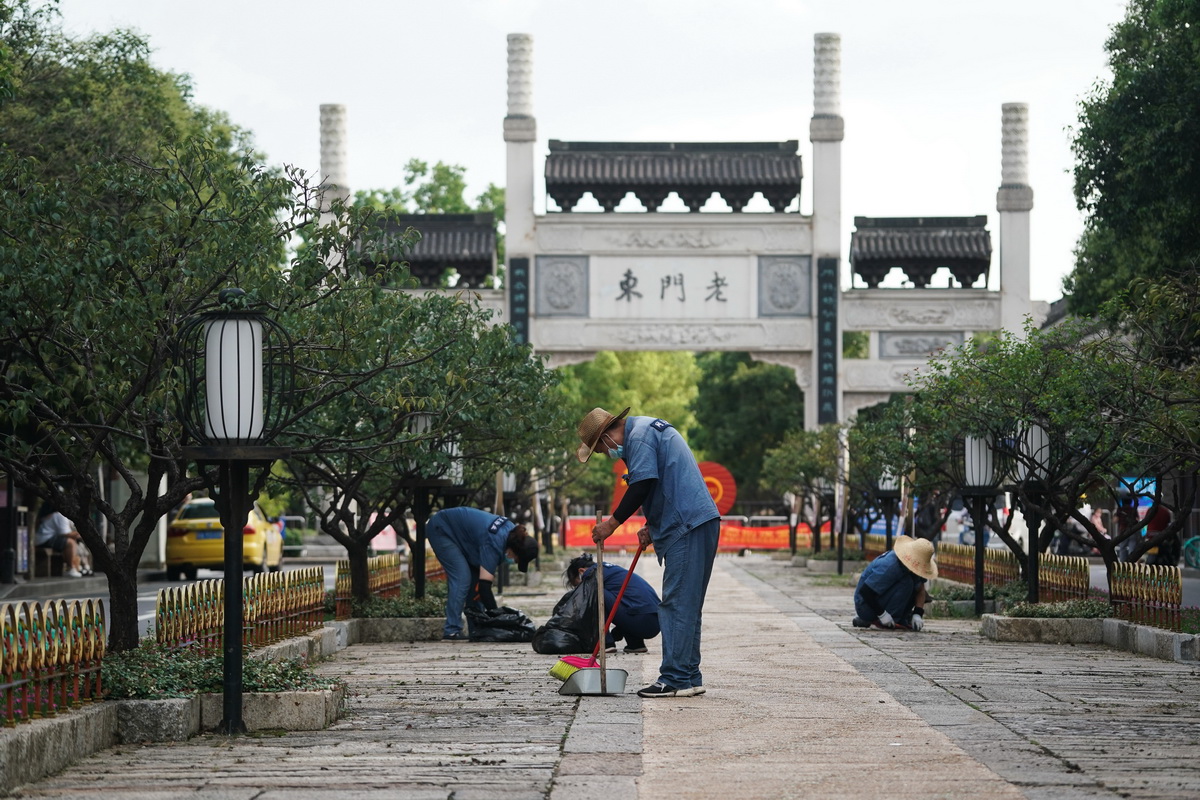 8月17日，工作人員在南京老門東景區前打掃衛生。