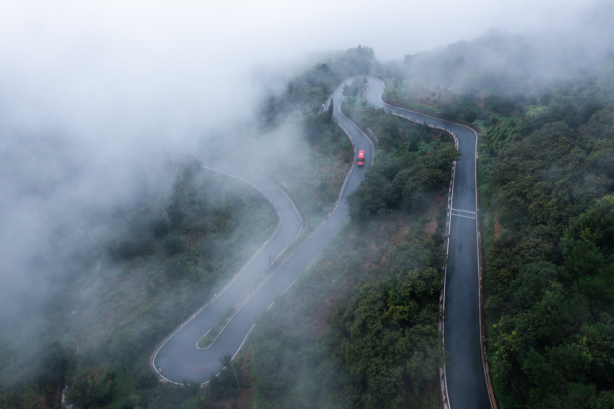 8月17日，公交车从海拔800米的诸暨市赵家镇桃岭村前往山下的镇区（无人机照片）。