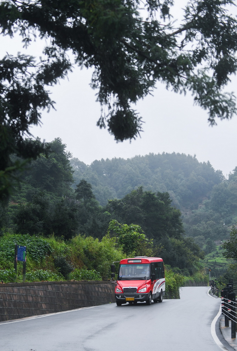 8月17日，公交車從海拔800米的諸暨市趙家鎮桃嶺村前往山下的鎮區。