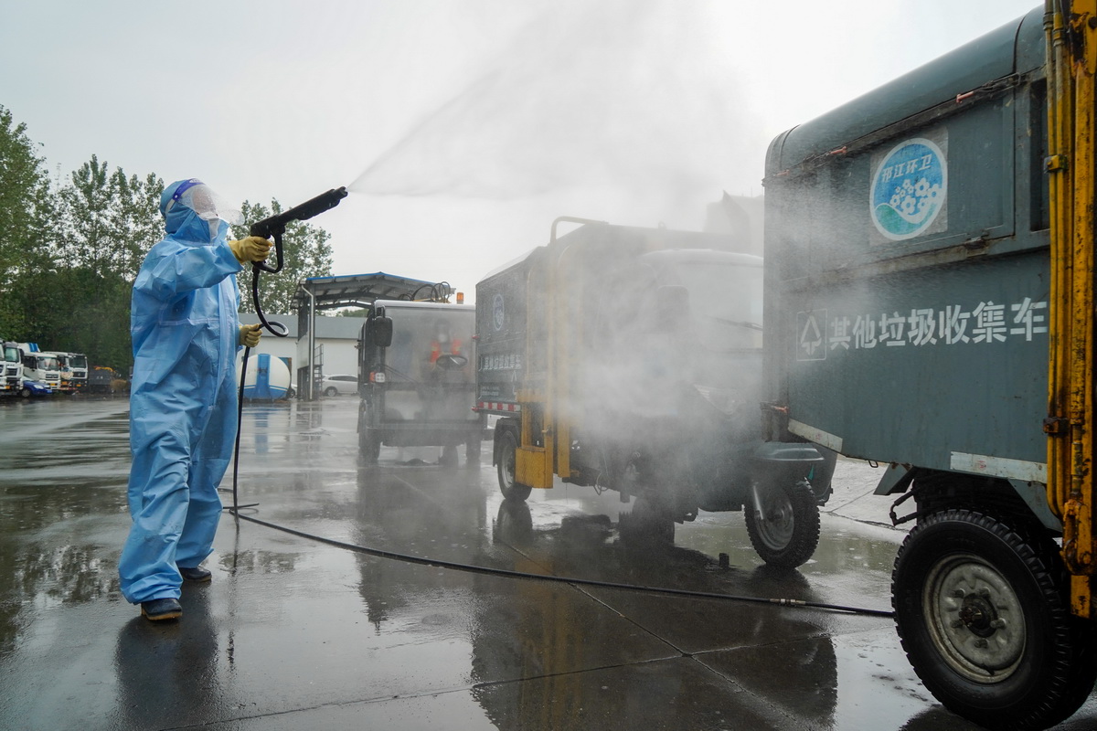 8月18日，在揚州市邗江區蔣王生活垃圾中轉站，環衛工人在對垃圾收集車進行集中消殺。