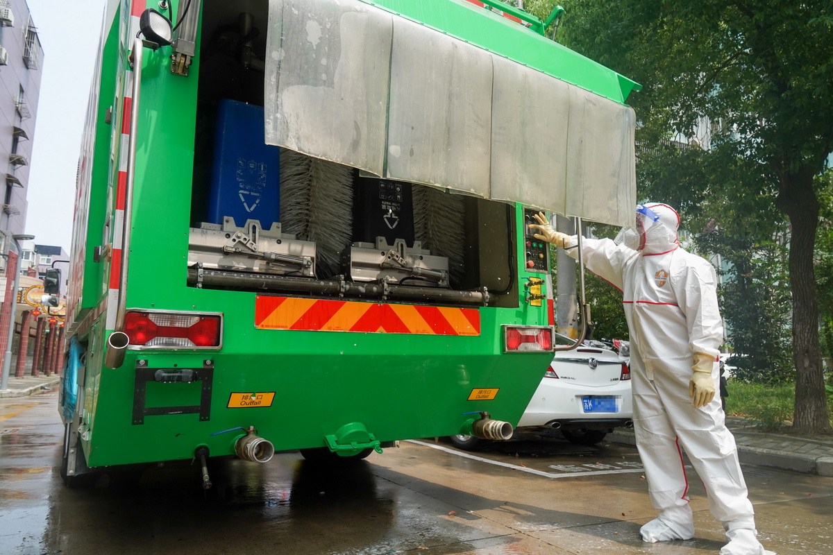 8月18日，在揚州市邗江區康樂新村，環衛工人利用環衛消毒車對社區內的垃圾桶進行清潔消殺。