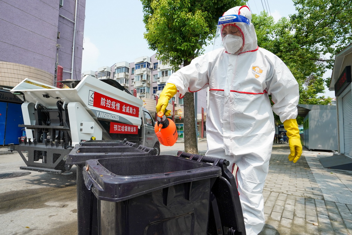 8月18日，在扬州市邗江区康乐新村，环卫工人对社区内的垃圾桶进行日常消杀。
