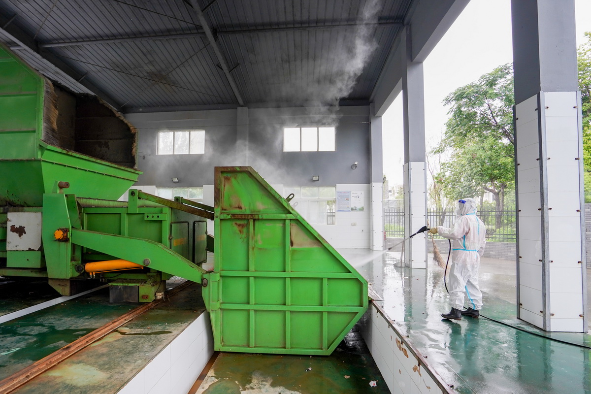 8月18日，在揚州市邗江區蔣王生活垃圾中轉站，環衛工人在對垃圾處理設施進行消殺。
