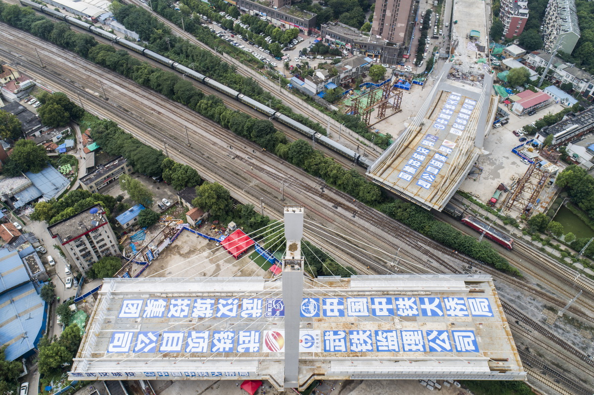 这是8月18日拍摄的武汉建安街上跨铁路桥转体施工场景（无人机照片）。