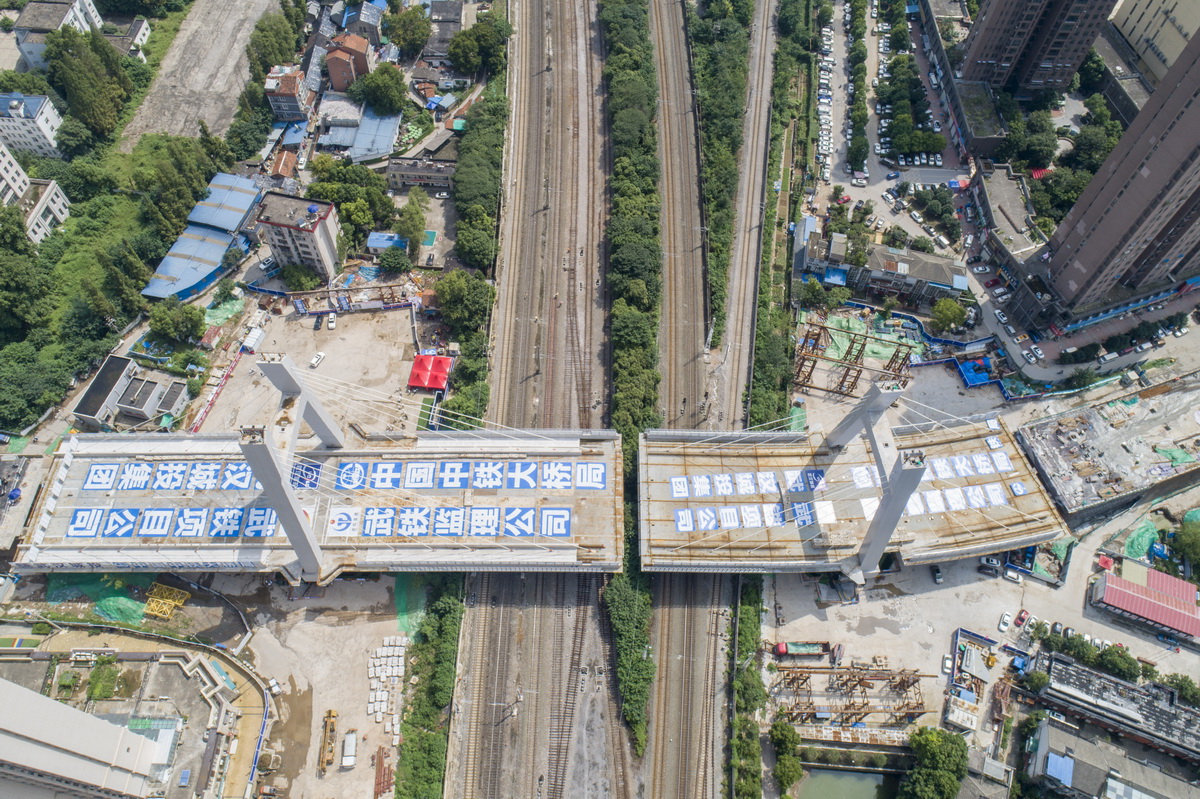 這是8月18日拍攝的成功轉體后的武漢建安街上跨鐵路橋（無人機照片）。