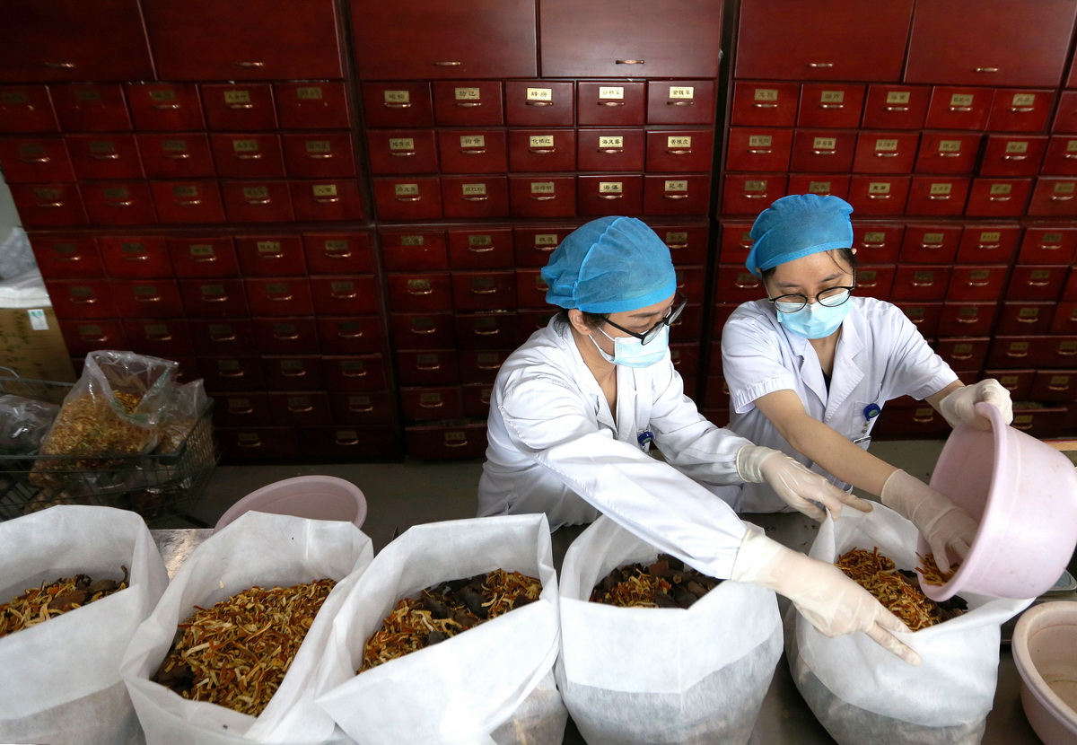 8月17日，鄭州市中醫院的藥師在煎藥中心內配藥。新華社記者 許雅楠 攝