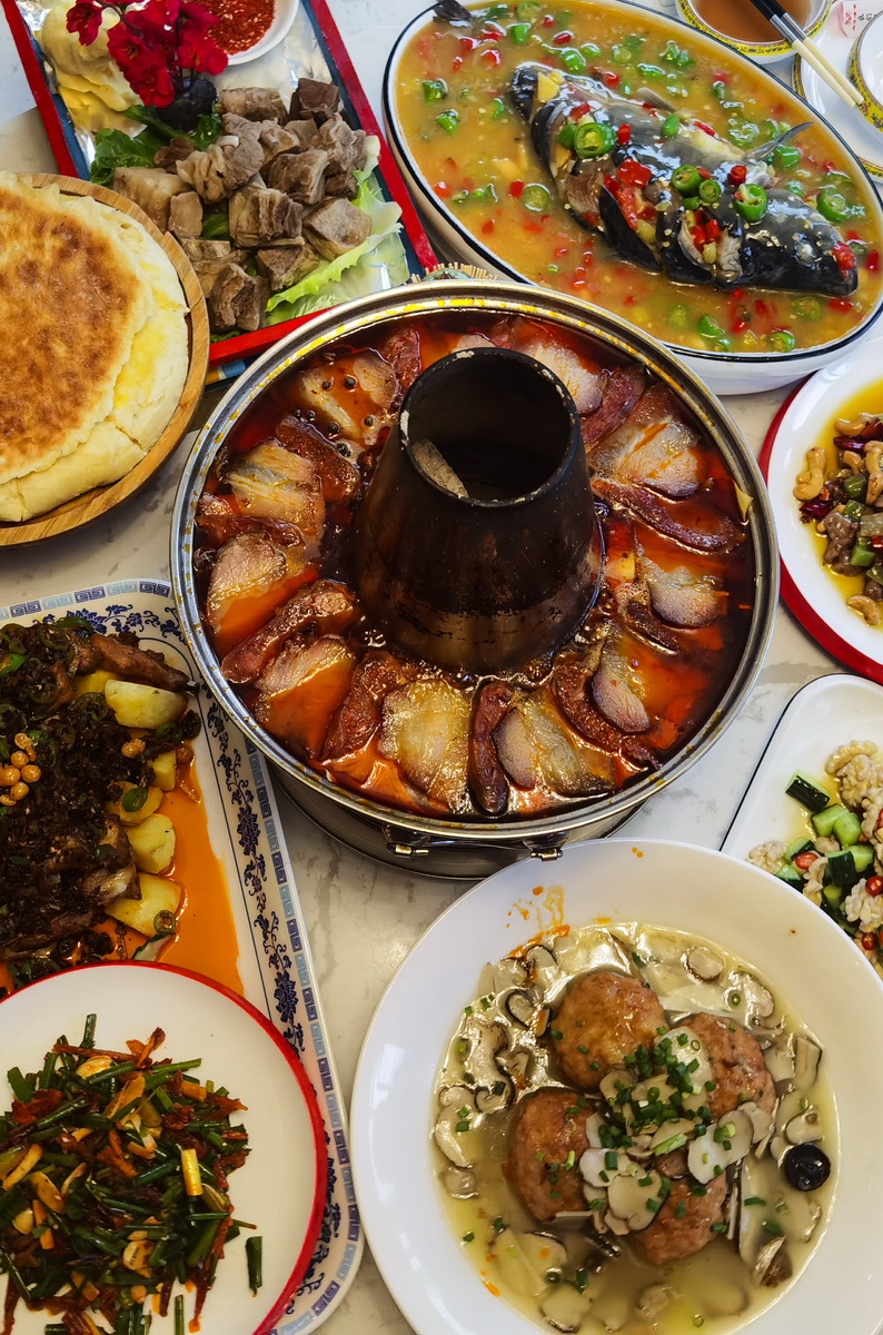 在马尔康市一家餐厅,各种菜肴摆放在餐桌上(8月12日摄).