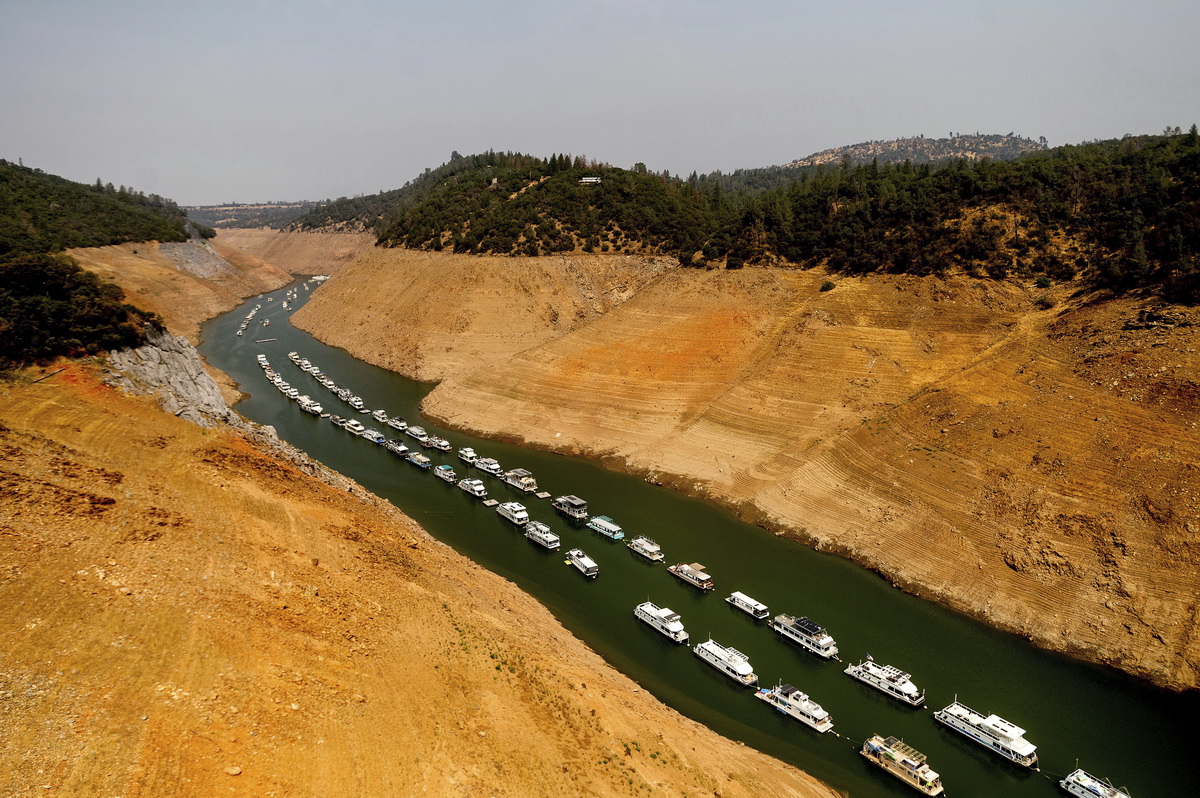 這是8月14日在美國加利福尼亞州拍攝的一條水位下降的運河。新華社/美聯
