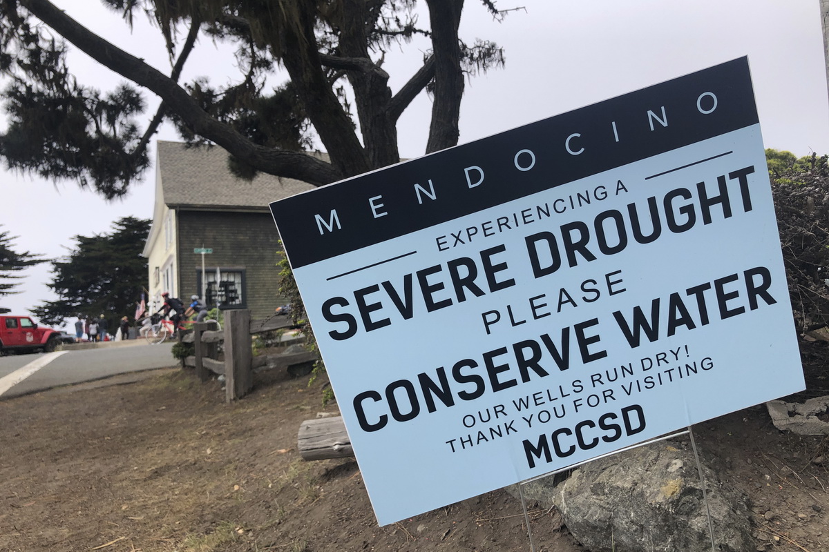 這是8月4日在美國加利福尼亞州門多西諾拍攝的一塊寫有“嚴重干旱，節約用水”字樣的告示牌。新華社/美聯