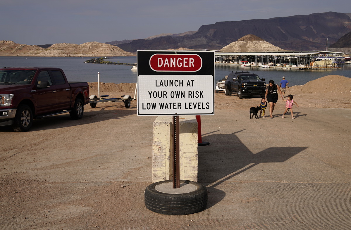 這是8月13日在美國內華達州博爾德城附近拍攝的一塊提示水位低的告示牌。新華社/美聯