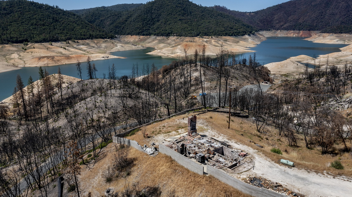 這是5月23日在美國加利福尼亞州奧羅維爾拍攝的水位下降的湖泊旁被火燒過的土地。新華社/美聯