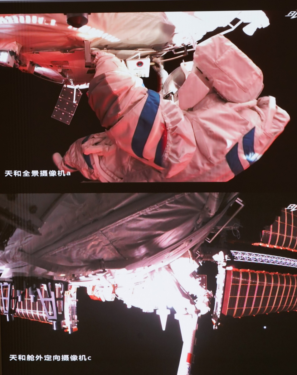 8月20日在北京航天飛行控制中心大屏拍攝的神舟十二號乘組航天員在艙外工作場面。新華社記者 田定宇 攝