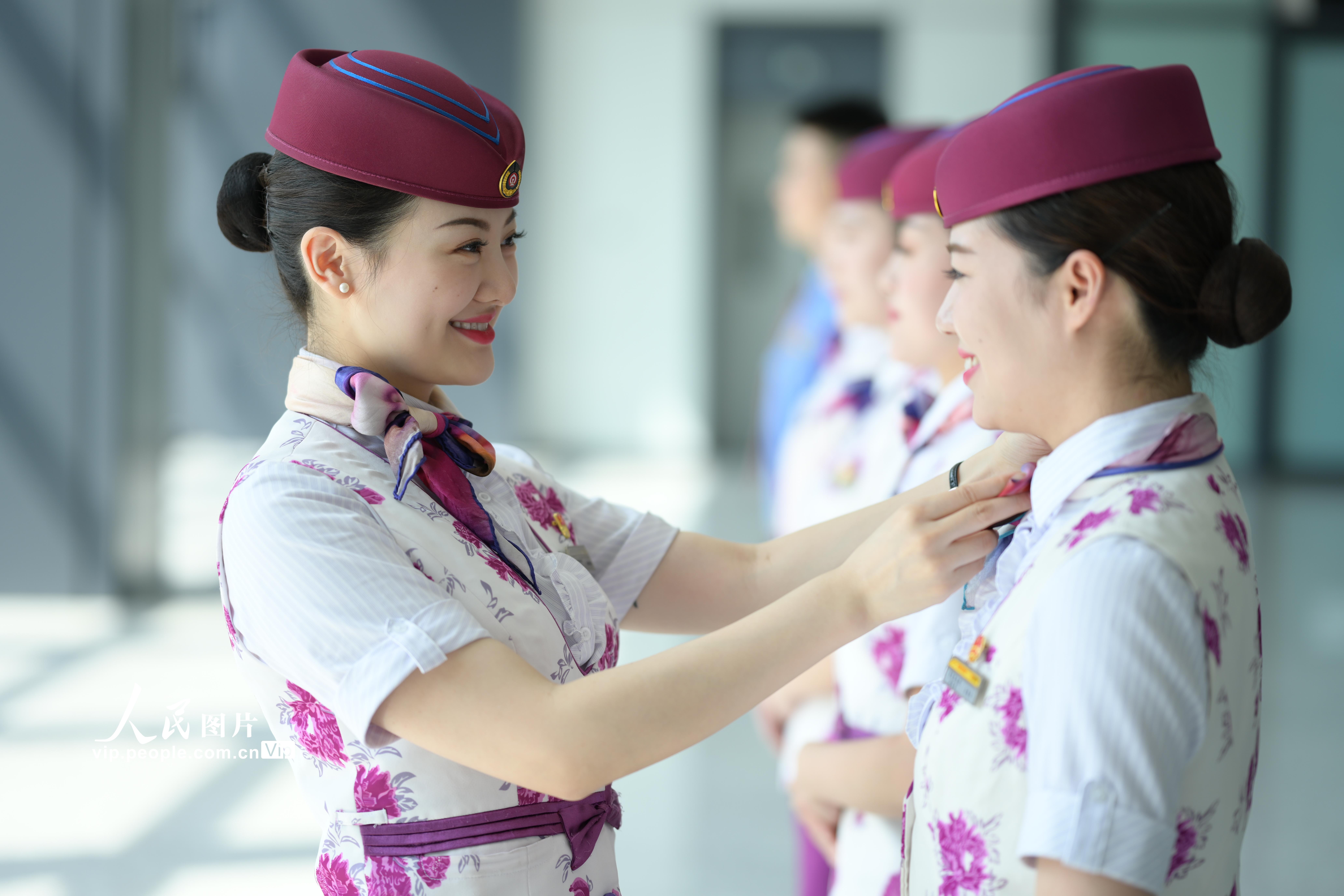 重庆：复兴号乘务员开展服务礼仪培训