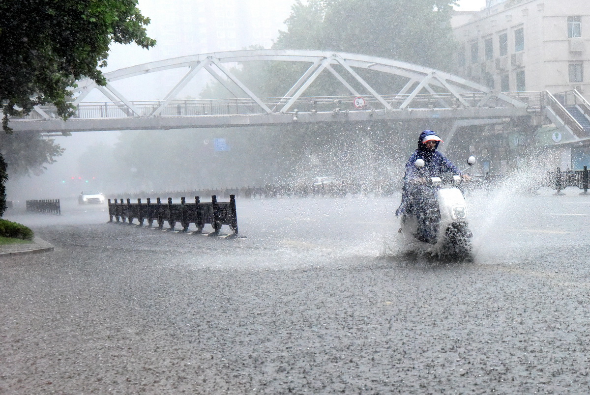 8月22日，市民在鄭州市花園路涉水騎行。新華社記者 朱祥 攝
