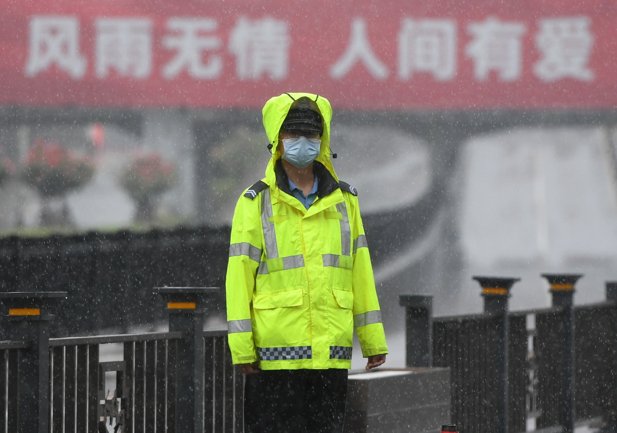 8月22日，交警在鄭州市金水路下穿京廣鐵路隧道附近冒雨執勤。新華社記者 李嘉南 攝