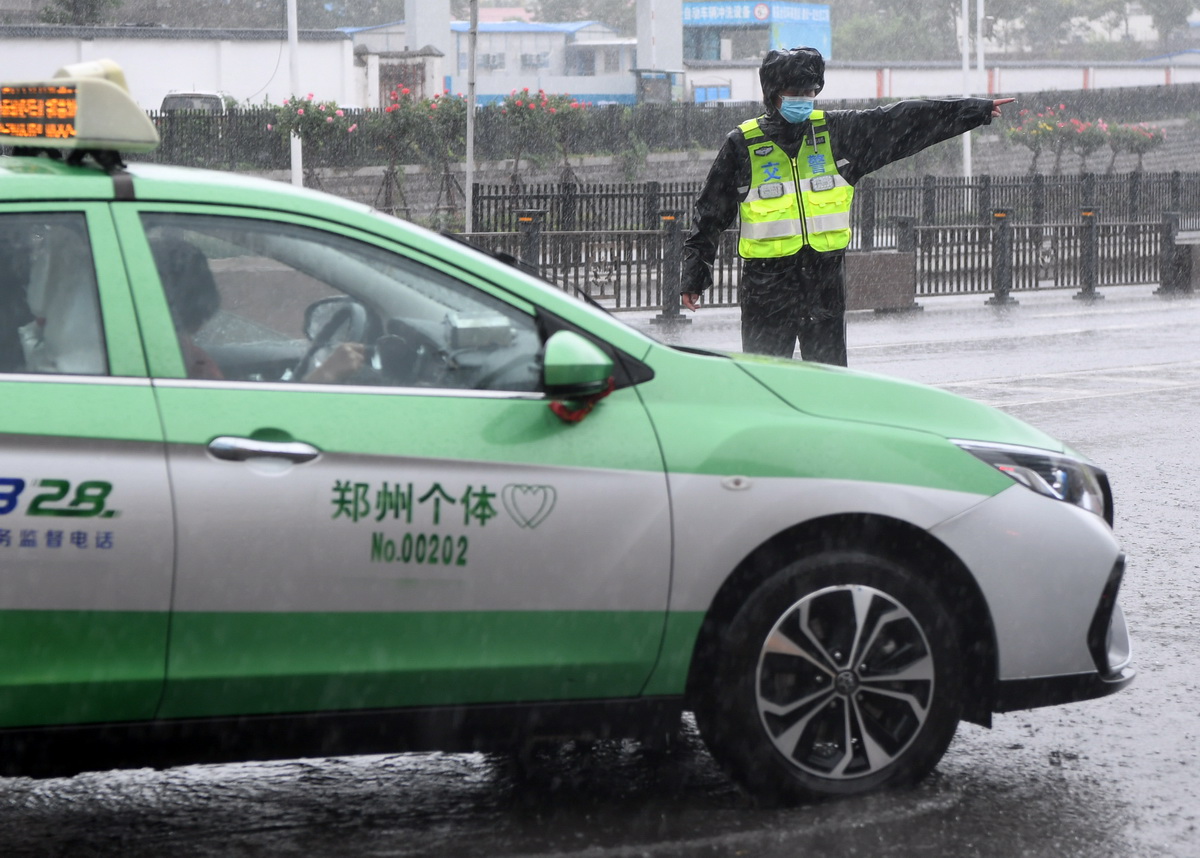 8月22日，交警在鄭州市金水路下穿京廣鐵路隧道附近引導車輛繞行。新華社記者 李嘉南 攝