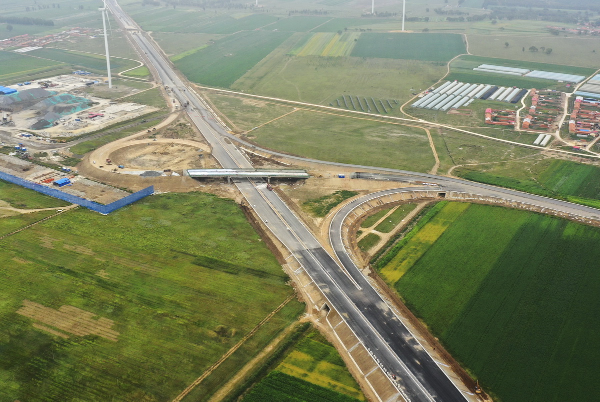 這是8月22日拍攝的河北省尚義縣七甲鄉境內的張尚高速公路施工現場（無人機照片）。