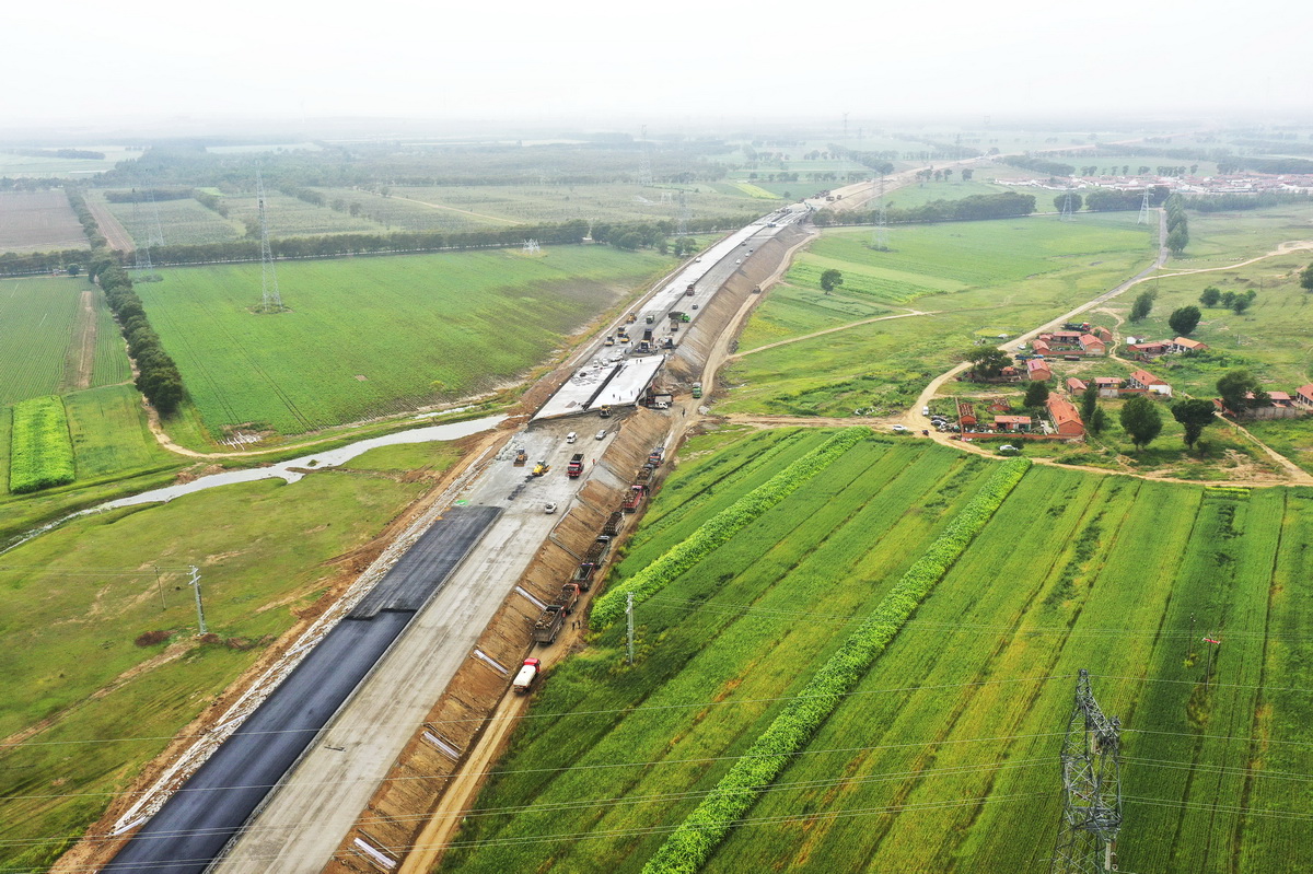 這是8月22日拍攝的河北省尚義縣八道溝鎮境內的張尚高速公路施工現場（無人機照片）。