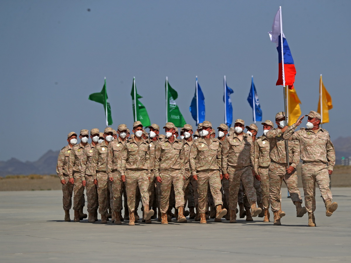 8月22日，“國際軍事比賽-2021”中國庫爾勒賽區比賽在新疆庫爾勒開幕，俄羅斯參賽隊走過主席台。新華社發（羅興倉 攝）