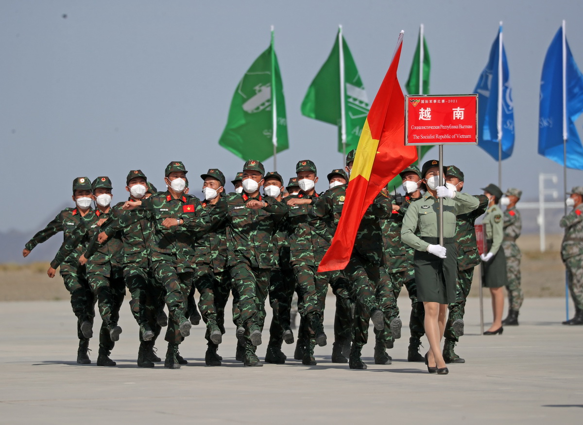 8月22日，“國際軍事比賽-2021”中國庫爾勒賽區比賽在新疆庫爾勒開幕，越南參賽隊走過主席台。新華社發（羅興倉 攝）