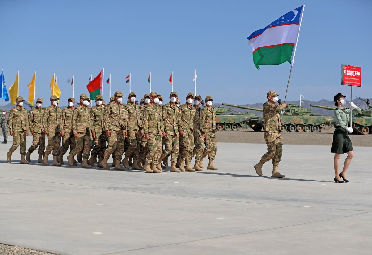 8月22日，“國際軍事比賽-2021”中國庫爾勒賽區比賽在新疆庫爾勒開幕，烏茲別克斯坦參賽隊走過主席台。新華社發（羅興倉 攝）