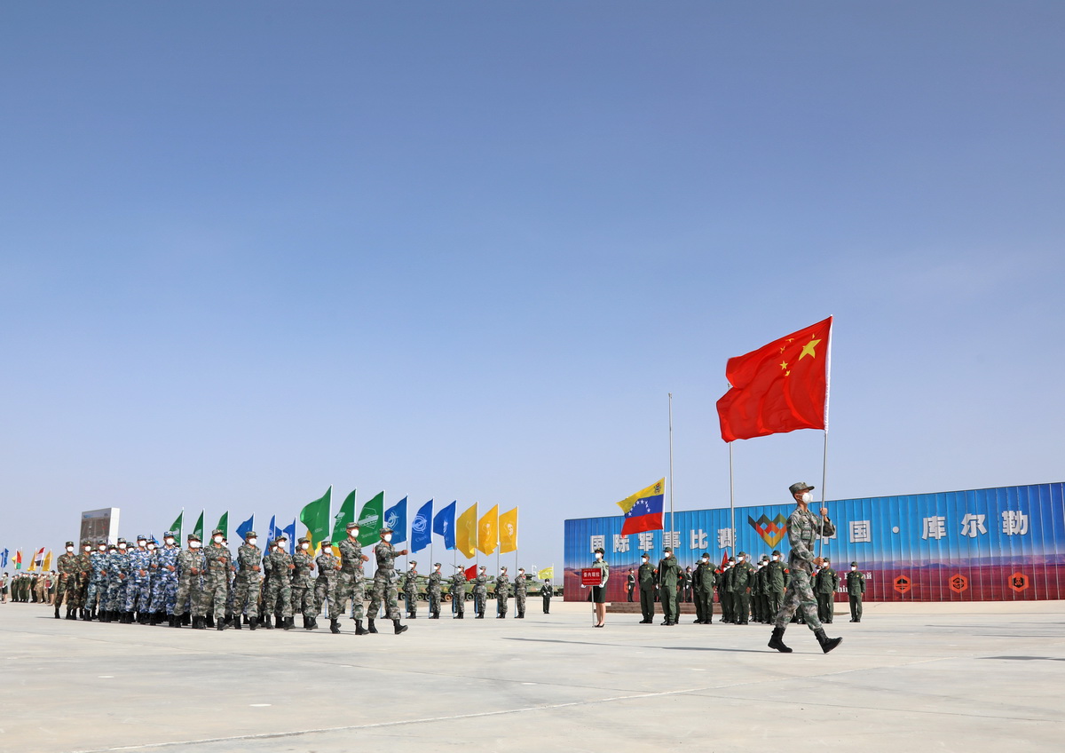 8月22日，“國際軍事比賽-2021”中國庫爾勒賽區比賽在新疆庫爾勒開幕，中國參賽隊走過主席台。新華社發（趙志遠 攝）