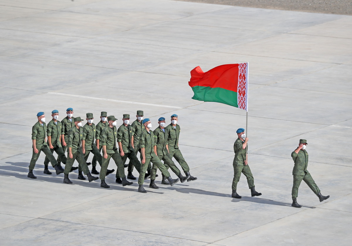 8月22日，“國際軍事比賽-2021”中國庫爾勒賽區比賽在新疆庫爾勒開幕，白俄羅斯參賽隊走過主席台。新華社發（羅興倉 攝）