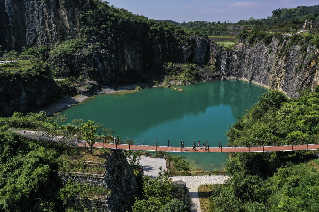 8月17日，游客在重慶銅鑼山礦山公園游覽（無人機照片）。