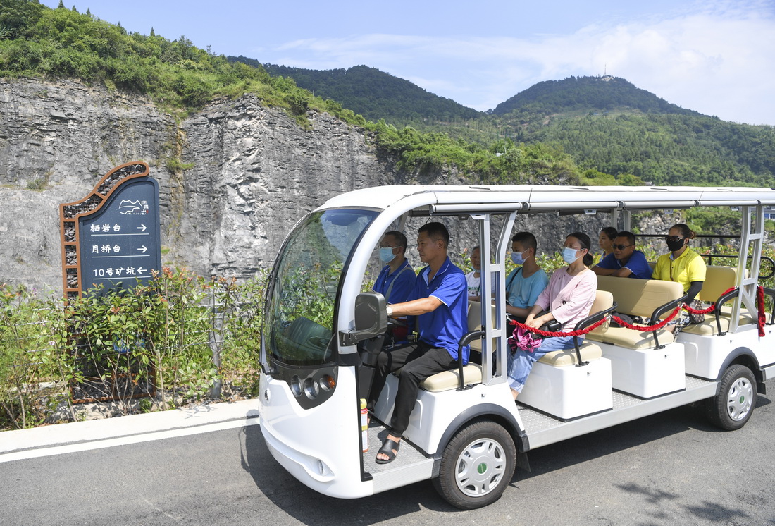 8月20日，重慶銅鑼山礦山公園觀光車司機余良明（左二）駕車帶著游客游覽，他是石船鎮石壁村村民。