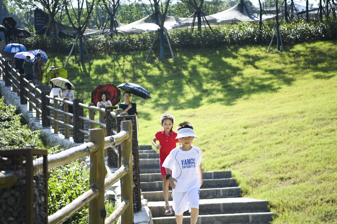 8月20日，游客在重慶銅鑼山礦山公園游覽。