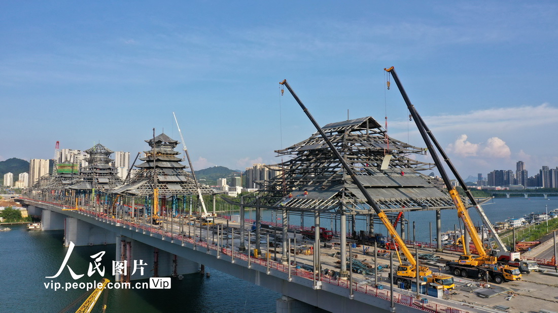 2021年8月22日，工人在柳州市鳳凰嶺大橋橋面的風雨亭上施工。