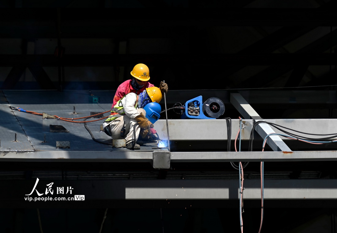 2021年8月22日，工人在柳州市鳳凰嶺大橋橋面的風雨亭上施工。