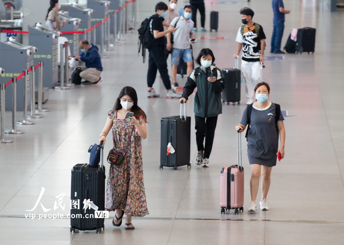 2021年8月23日，旅客在南京火车站候车厅准备乘车。