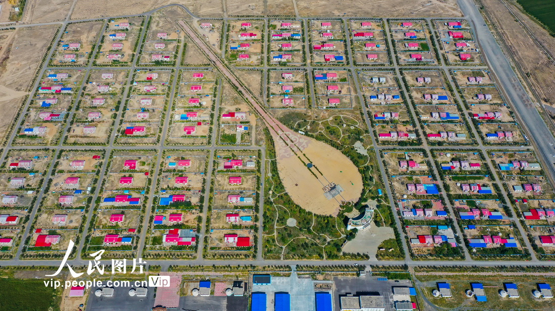 2021年8月11日，鳥瞰新疆昌吉回族自治州呼圖壁石梯子鄉白楊河新村冬不拉廣場。