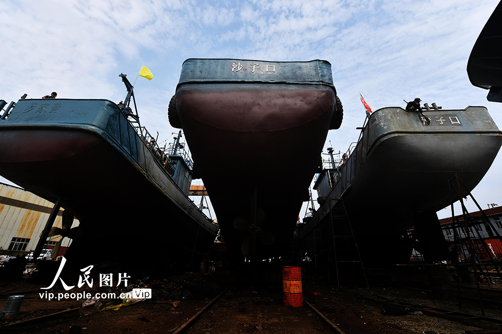 山东青岛：加紧渔船维护 备战海上开渔生产