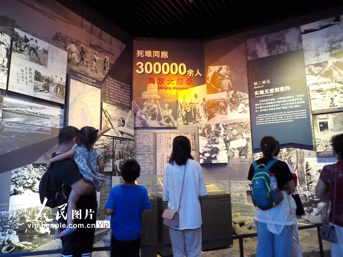 2021年8月25日，观众在中国人民抗日战争纪念馆内参观“伟大胜利――纪念中国人民抗日战争暨世界反法西斯战争胜利大型主题展览”。