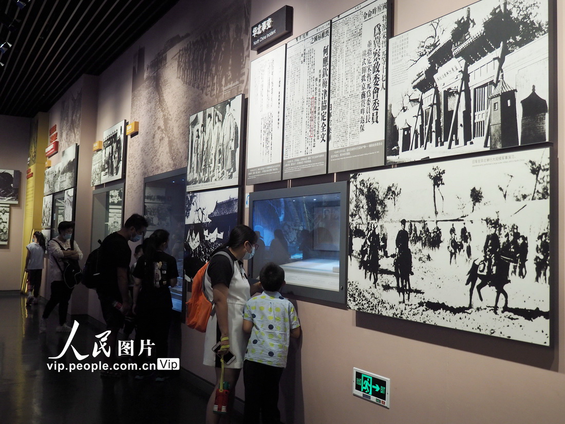 2021年8月25日，觀眾在中國人民抗日戰爭紀念館內參觀“偉大勝利——紀念中國人民抗日戰爭暨世界反法西斯戰爭勝利大型主題展覽”。