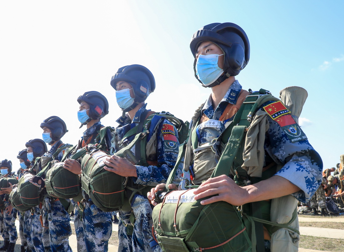 8月23日，在俄羅斯梁贊州日多瓦空降場，參加“空降排”空降兵分隊比賽的中國參賽隊隊員准備就緒。新華社發（方超 攝）