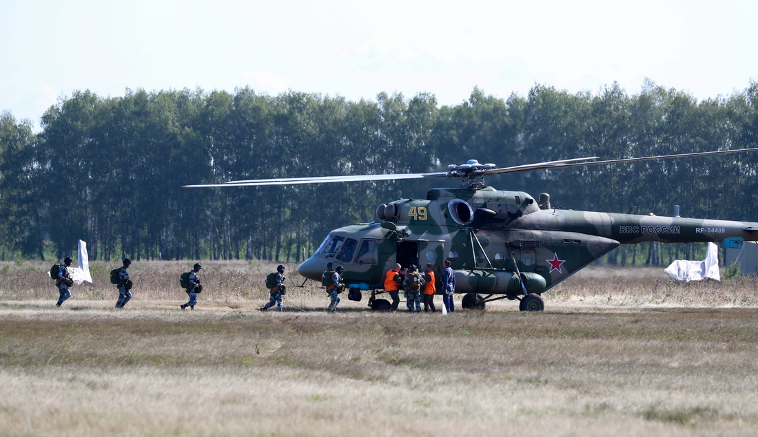 8月23日，在俄羅斯梁贊州日多瓦空降場，參加“空降排”空降兵分隊比賽的中國參賽隊隊員登機。新華社發（方超 攝）