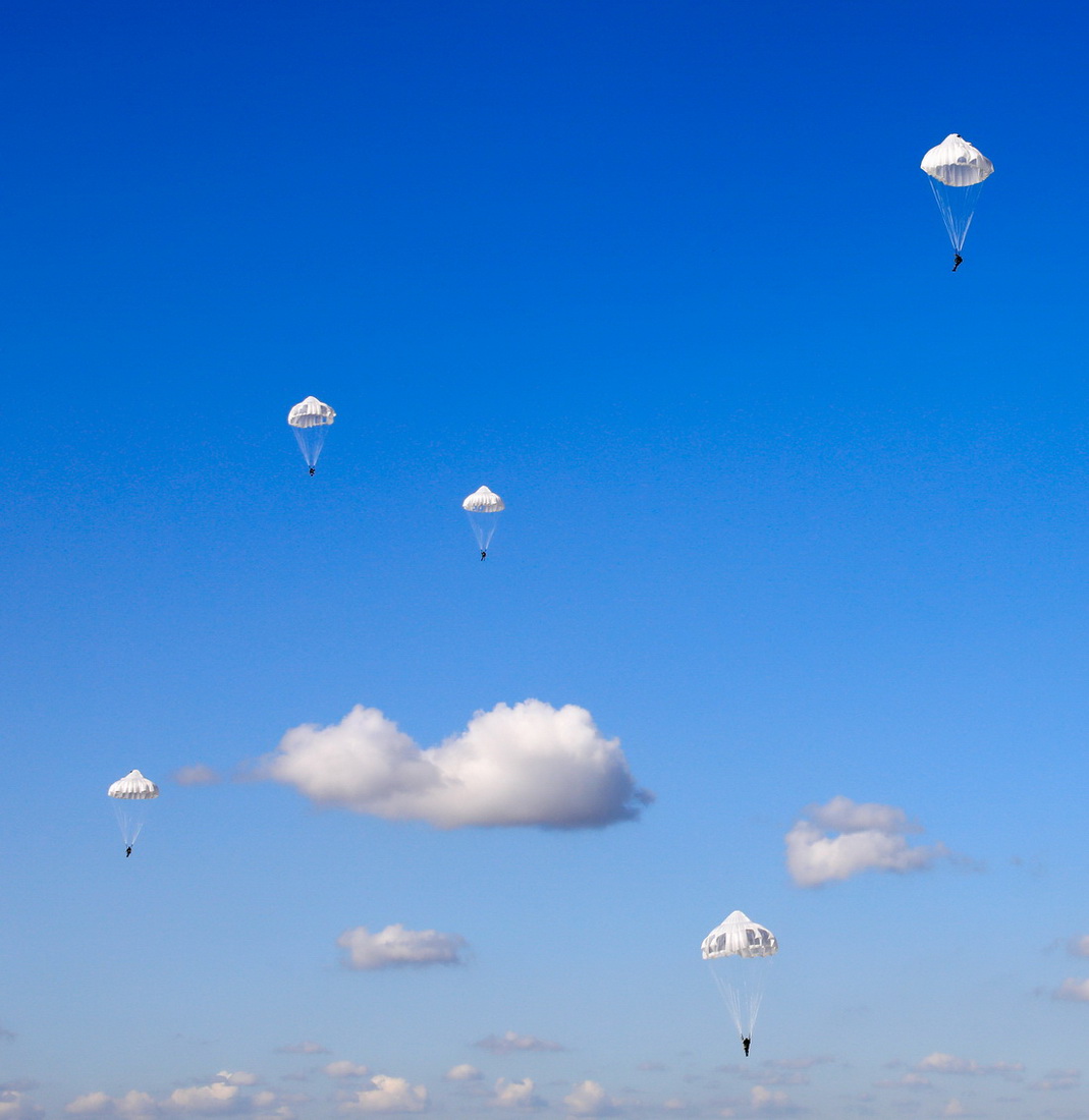 8月23日，參加“空降排”空降兵分隊比賽的各參賽隊隊員在俄羅斯梁贊州跳傘。新華社發（方超 攝）